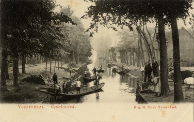 14661 Gezicht op het Benedeneind met bebouwing, rijen bomen en enkele pramen te Veenendaal.